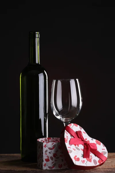 Der erste Valentinstag mit Geschenk und Rotwein — Stockfoto