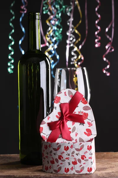 Ajuste de San Valentín con vino tinto y presente —  Fotos de Stock