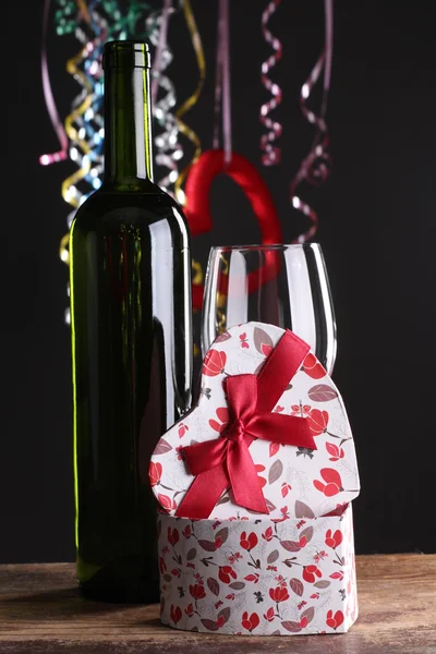 Der erste Valentinstag mit Geschenk und Rotwein — Stockfoto