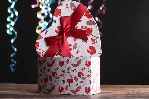 Ajuste de San Valentín con vino tinto y presente — Foto de Stock