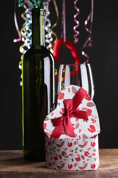 Ajuste de San Valentín con vino tinto y presente — Foto de Stock