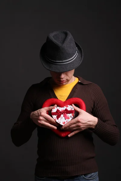 Corazón y regalo del hombre, tema del día de San Valentín — Foto de Stock