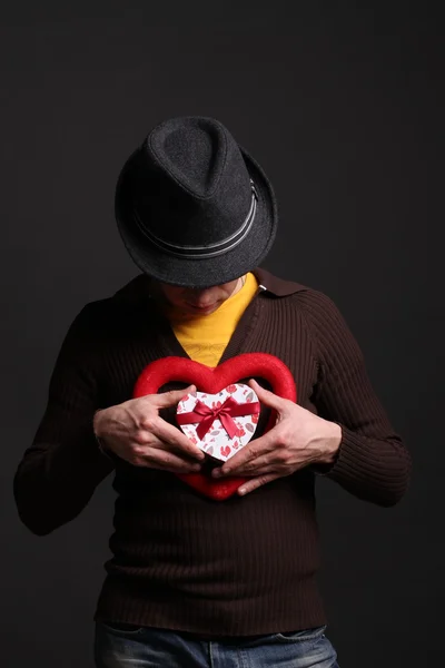 Corazón y regalo del hombre, tema del día de San Valentín — Foto de Stock