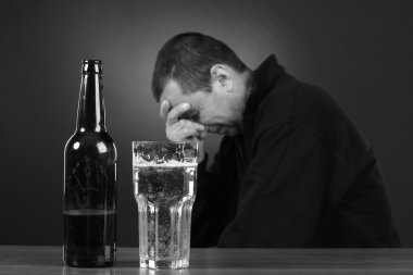 Alkolik umutsuzluk, Sigara içen, sorun, sarhoş adam, depresyon
