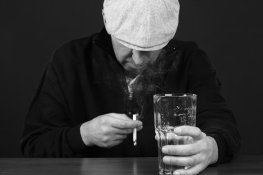 Alkolik umutsuzluk, Sigara içen, sorun, sarhoş adam, depresyon