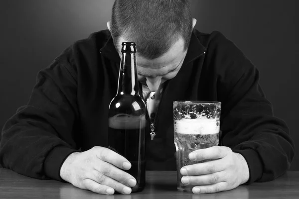 Alcoólico no desespero, fumante, problemas, homem bêbado, depressão — Fotografia de Stock