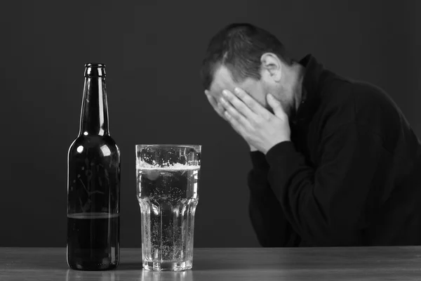 Alcoólico no desespero, fumante, problemas, homem bêbado, depressão — Fotografia de Stock