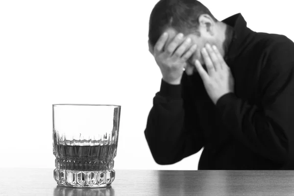 Alkoholiker in Verzweiflung, Raucher, Schwierigkeiten, betrunkener Mann, Depressionen — Stockfoto