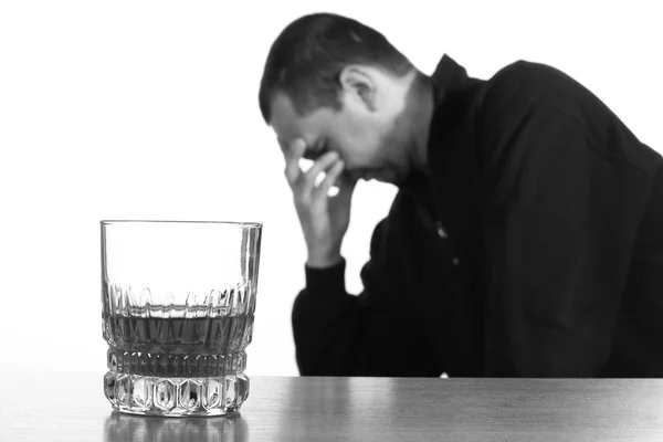 Alkoholiker in Verzweiflung, Raucher, Schwierigkeiten, betrunkener Mann, Depressionen — Stockfoto