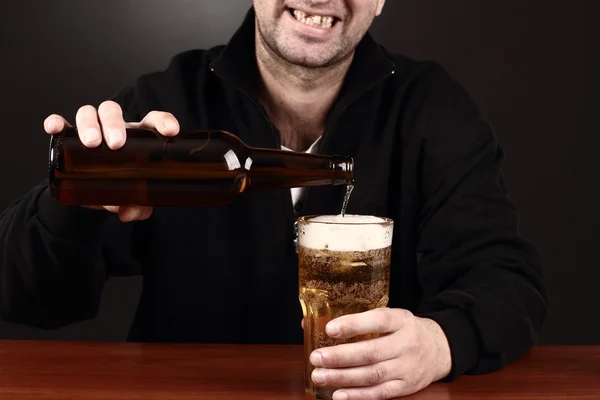 Alcohólico en la desesperación, fumador, problemas, hombre borracho, depresión — Foto de Stock