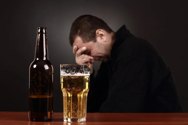 Alcoólico no desespero, fumante, problemas, homem bêbado, depressão — Fotografia de Stock