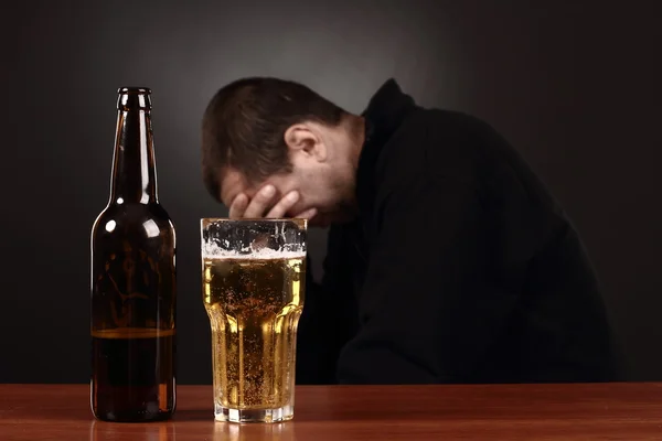Alkoholiker in Verzweiflung, Raucher, Schwierigkeiten, betrunkener Mann, Depressionen — Stockfoto