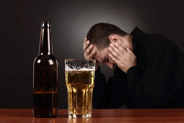 Alcoólico no desespero, fumante, problemas, homem bêbado, depressão — Fotografia de Stock