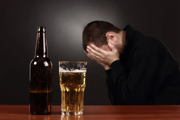 Алкоголик в отчаянии, курильщик, беда, пьяница, депрессия — стоковое фото