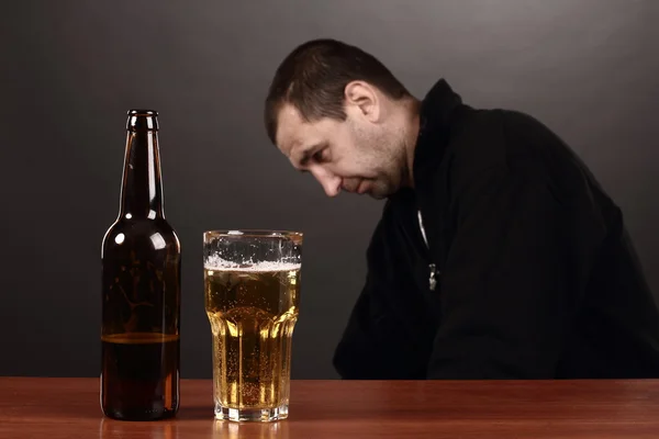 Alcoólico no desespero, fumante, problemas, homem bêbado, depressão — Fotografia de Stock