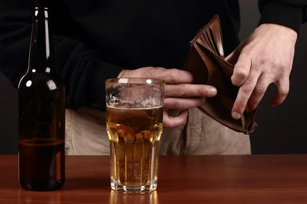 Alcoholische in wanhoop, roker, problemen, dronken man, depressie — Stockfoto