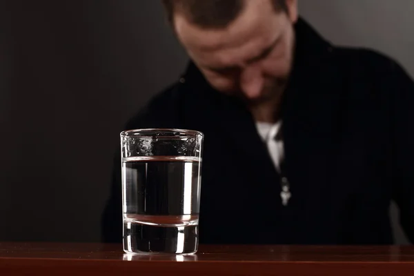 Alcoólico no desespero, fumante, problemas, homem bêbado, depressão — Fotografia de Stock