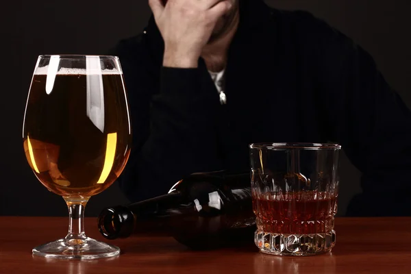 Алкоголь у відчаї, курець, біда, п'яна людина, депресія — стокове фото