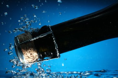 su kabarcıkları ile şişe boyun