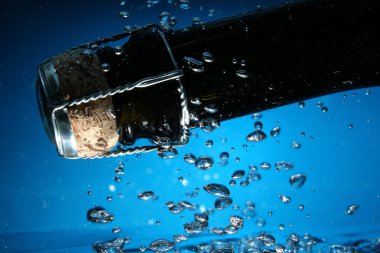 su kabarcıkları ile şişe boyun