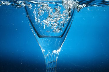 Su kabarcıkları ile Şarap kadehi