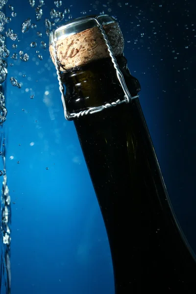 De hals van de fles met water met bubbels — Stockfoto