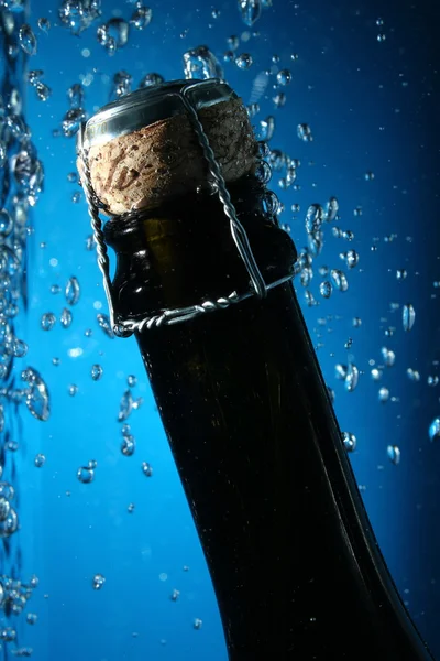 Buteljera hånglar på vatten med bubblor — Stockfoto