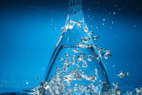 Copa de vino en agua con burbujas — Foto de Stock