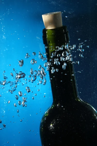 Cuello de botella en agua con burbujas — Foto de Stock