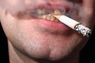 Kötü diş sigara içen