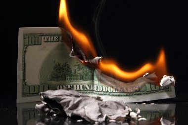 Yangın, yanan Doları, külleri dolar. Kriz