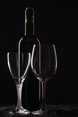 kırmızı şarap şişesi ve cam.