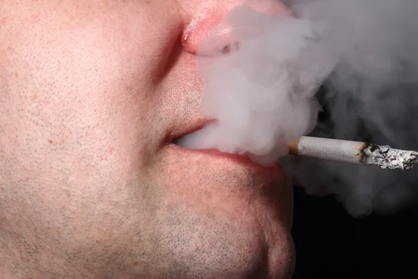 Kötü diş sigara içen