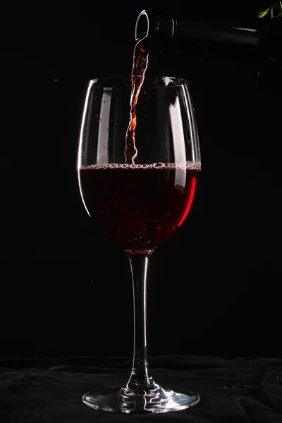 Verter vino tinto en una copa de vino — Foto de Stock