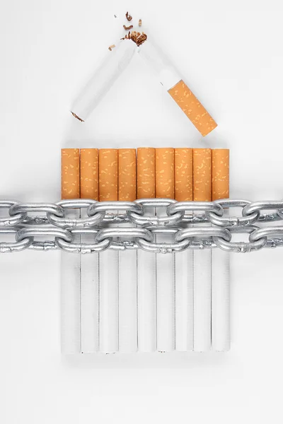 Chained cigarettes. Conceptual image. — Stock Photo, Image