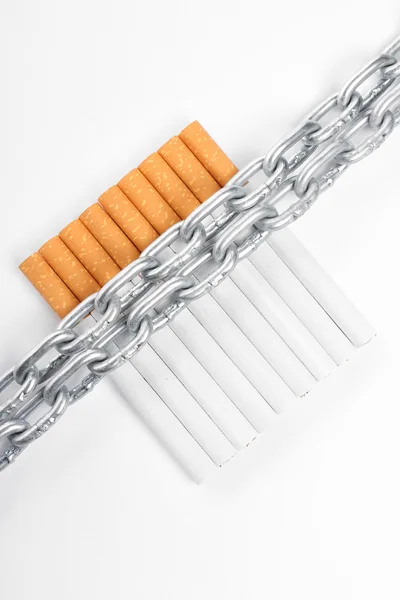 Chained cigarettes. Conceptual image. — Stock Photo, Image