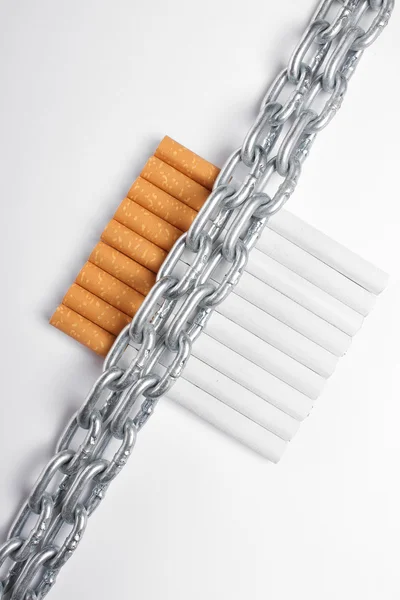 Chained cigarettes. Conceptual image. — Stock Photo, Image