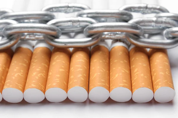चेन सिगारेट. संकल्पना प्रतिमा . — स्टॉक फोटो, इमेज