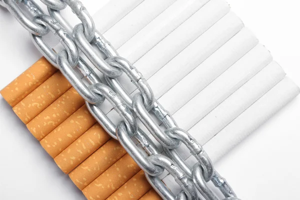 Chained cigarettes. Conceptual image. — Stock Photo, Image