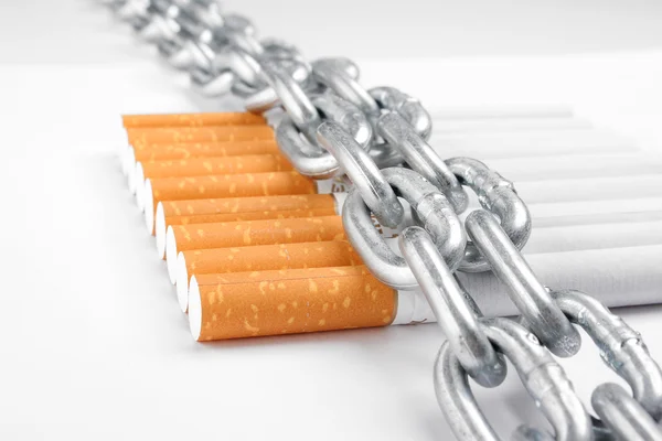 Chained cigarettes. Conceptual image. — Stock Photo, Image