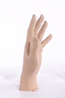 Eller yukarı, plastik manken bebeği elleri