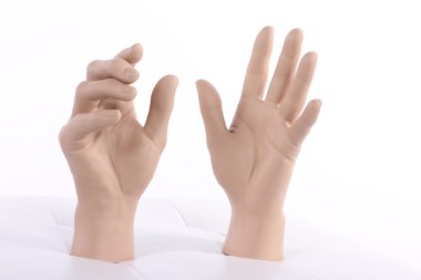 Eller yukarı, plastik manken bebeği elleri