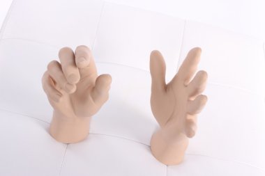 Eller yukarı, plastik manken bebeği elleri