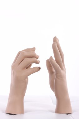 Eller yukarı, plastik manken bebeği elleri