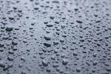 su, metal yüzeye bırakır. arka plan