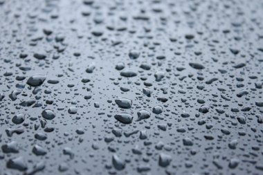 su, metal yüzeye bırakır. arka plan