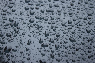 su, metal yüzeye bırakır. arka plan