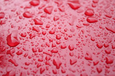 Kırmızı arkaplanda su damlaları