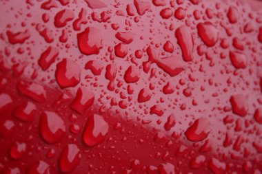 Kırmızı arkaplanda su damlaları