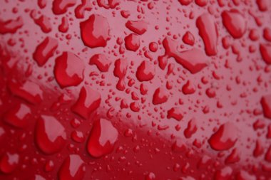 Kırmızı arkaplanda su damlaları